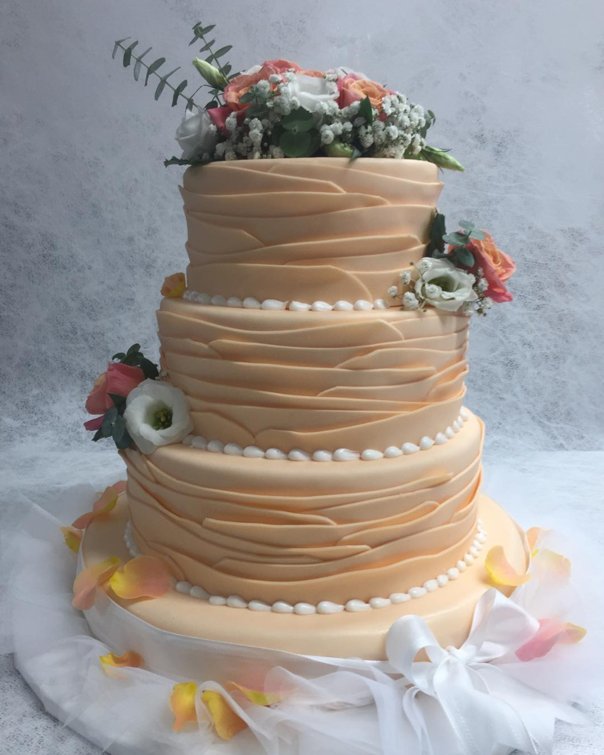 torta di matrimonio color pesca e fiori
